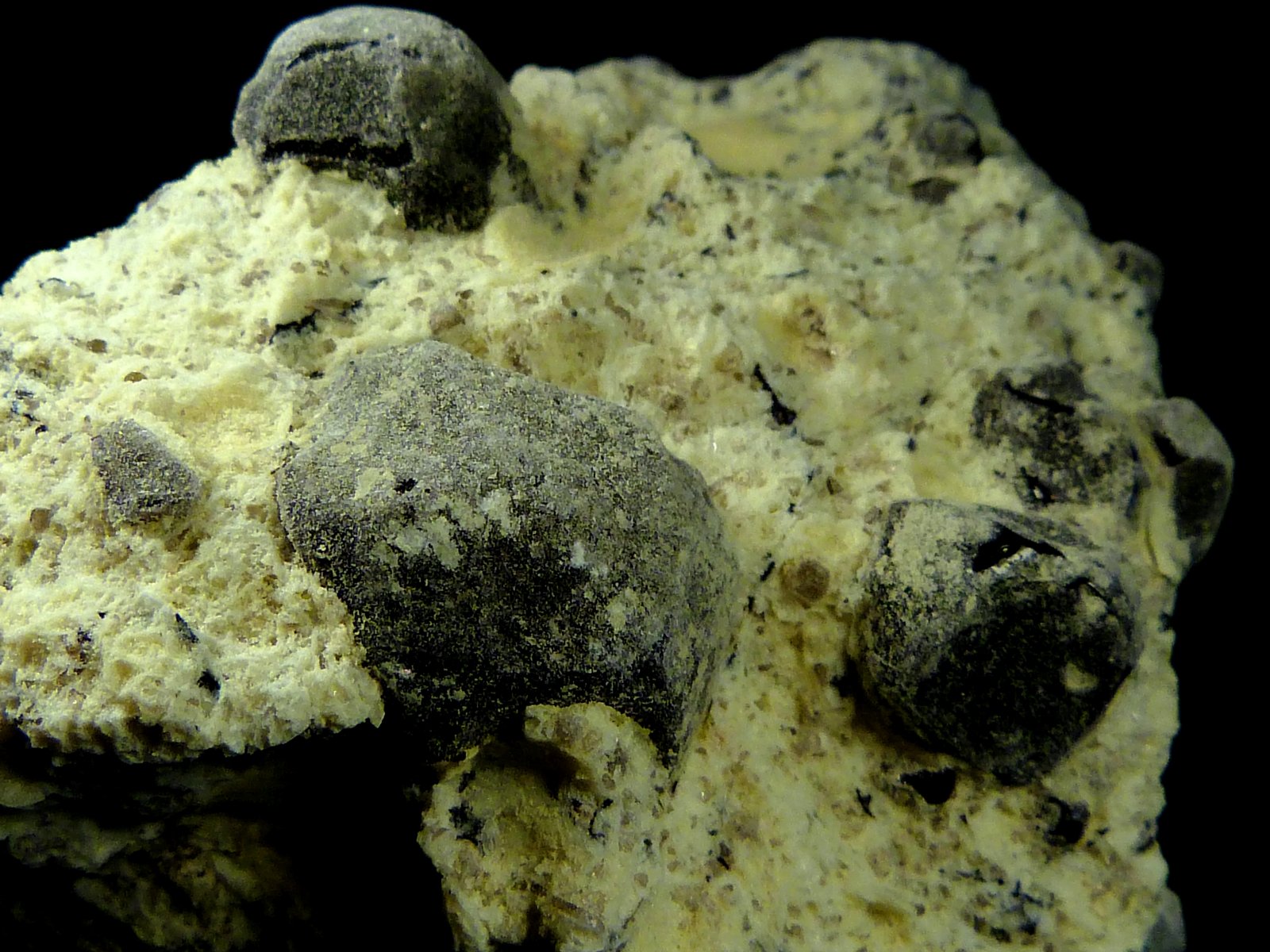 Obsidiana en matriz de perlita desvitrificada
8 x 7 x 6 cm.
(Autor: Felipe Abolafia)