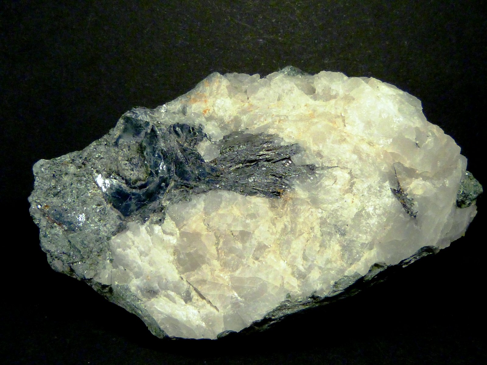 Hematites (variedad especularita), Serpentina Subgrupo y Cuarzo
8 x 5 x 3 cm.
(Autor: Felipe Abolafia)