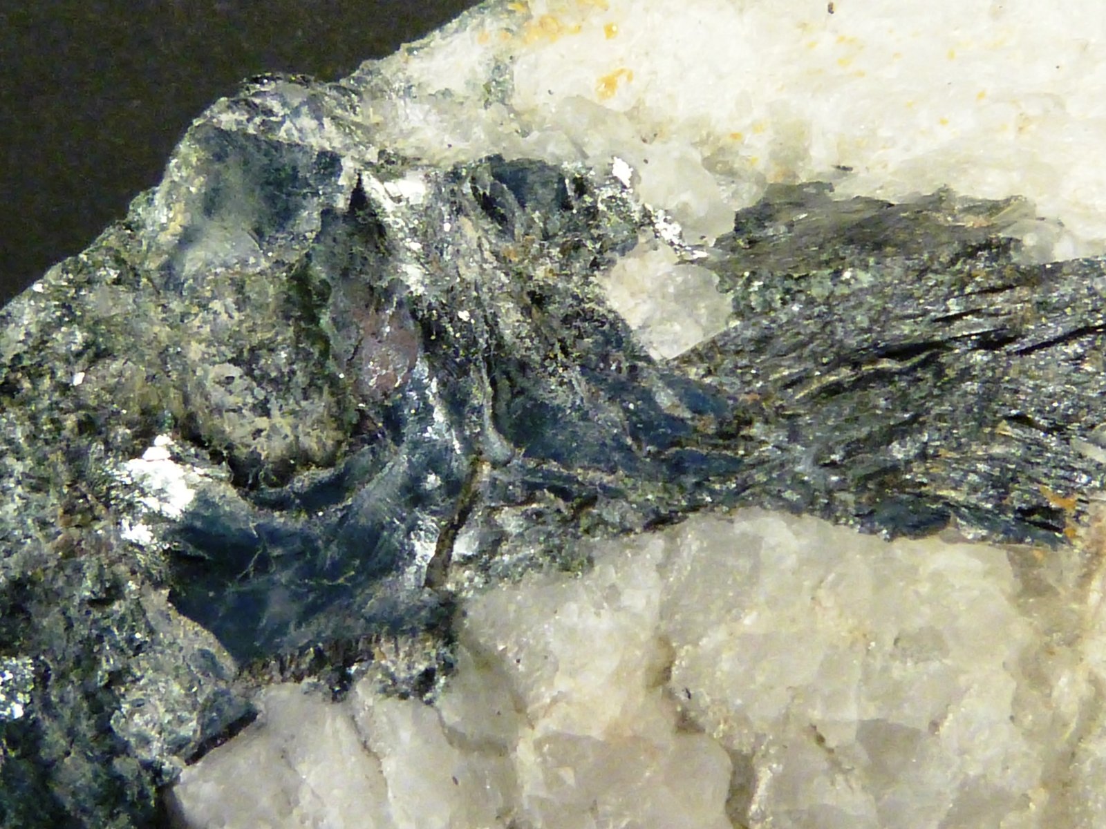 Hematites (variedad especularita), Serpentina Subgrupo y Cuarzo
8 x 5 x 3 cm.
(Autor: Felipe Abolafia)