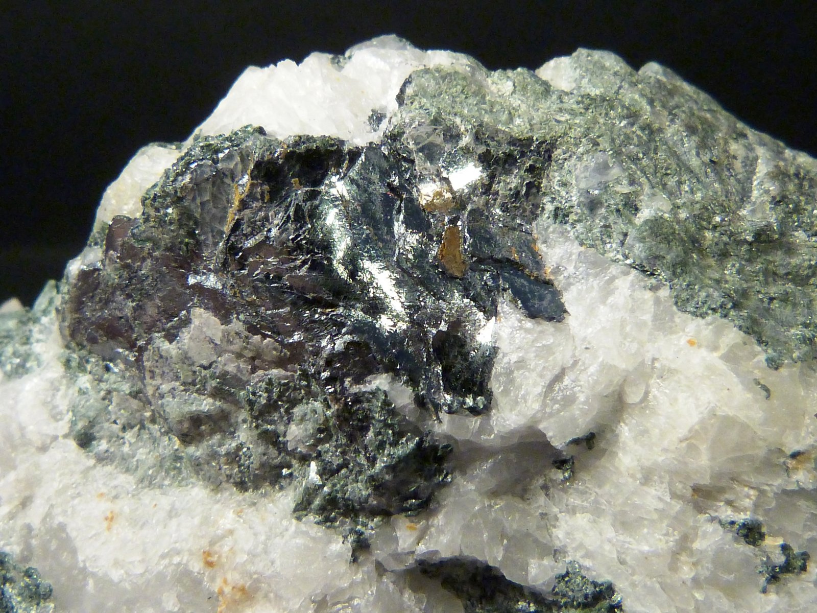 Hematites (variedad especularita), Serpentina Subgrupo y Cuarzo
8 x 5 x 3 cm.
(Autor: Felipe Abolafia)