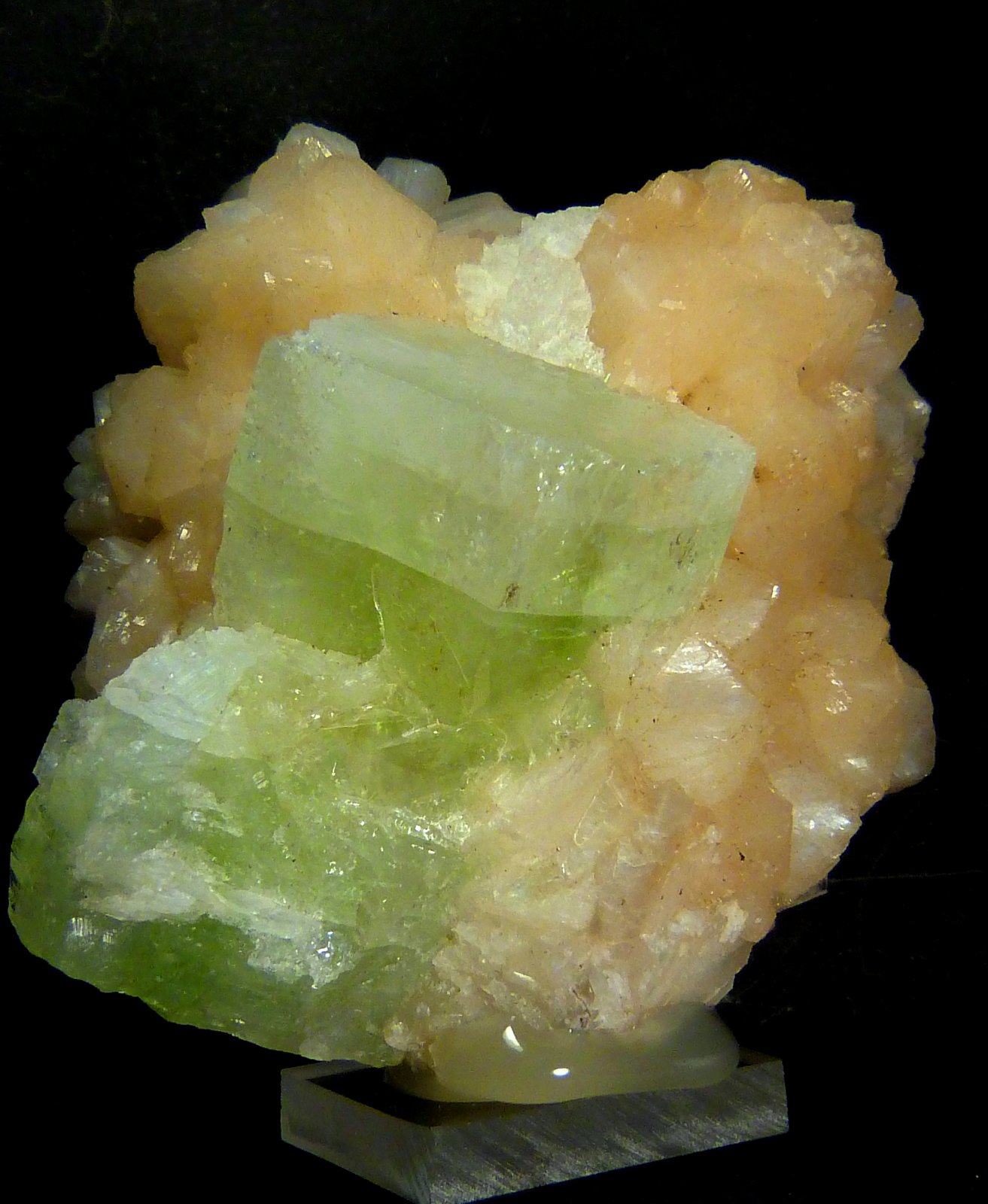 Fluorapofilita-(K) y Estilbita-Ca
6 x 6 x 5 cm.
(Autor: Felipe Abolafia)