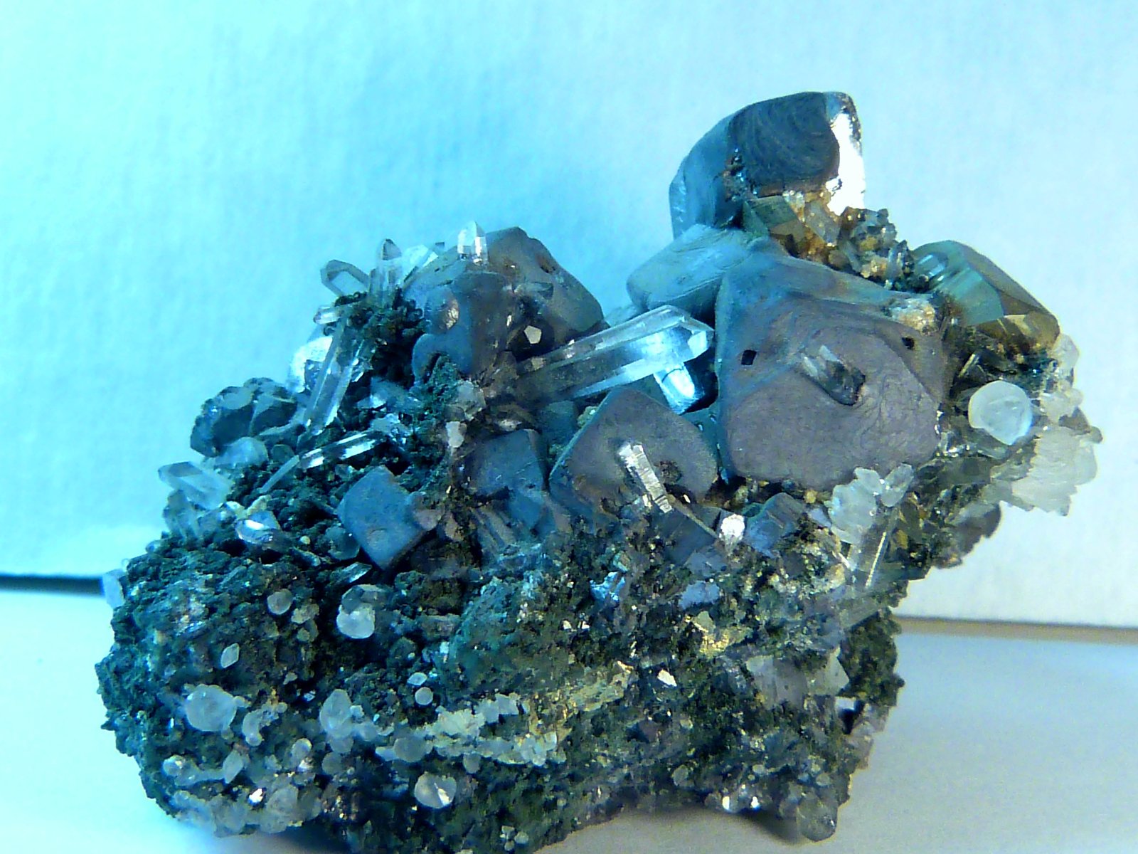 Esfalerita (variedad marmatita), Galena, Cuarzo y Pirita
4,5 x 3 x 2,5 cm.
(Autor: Felipe Abolafia)