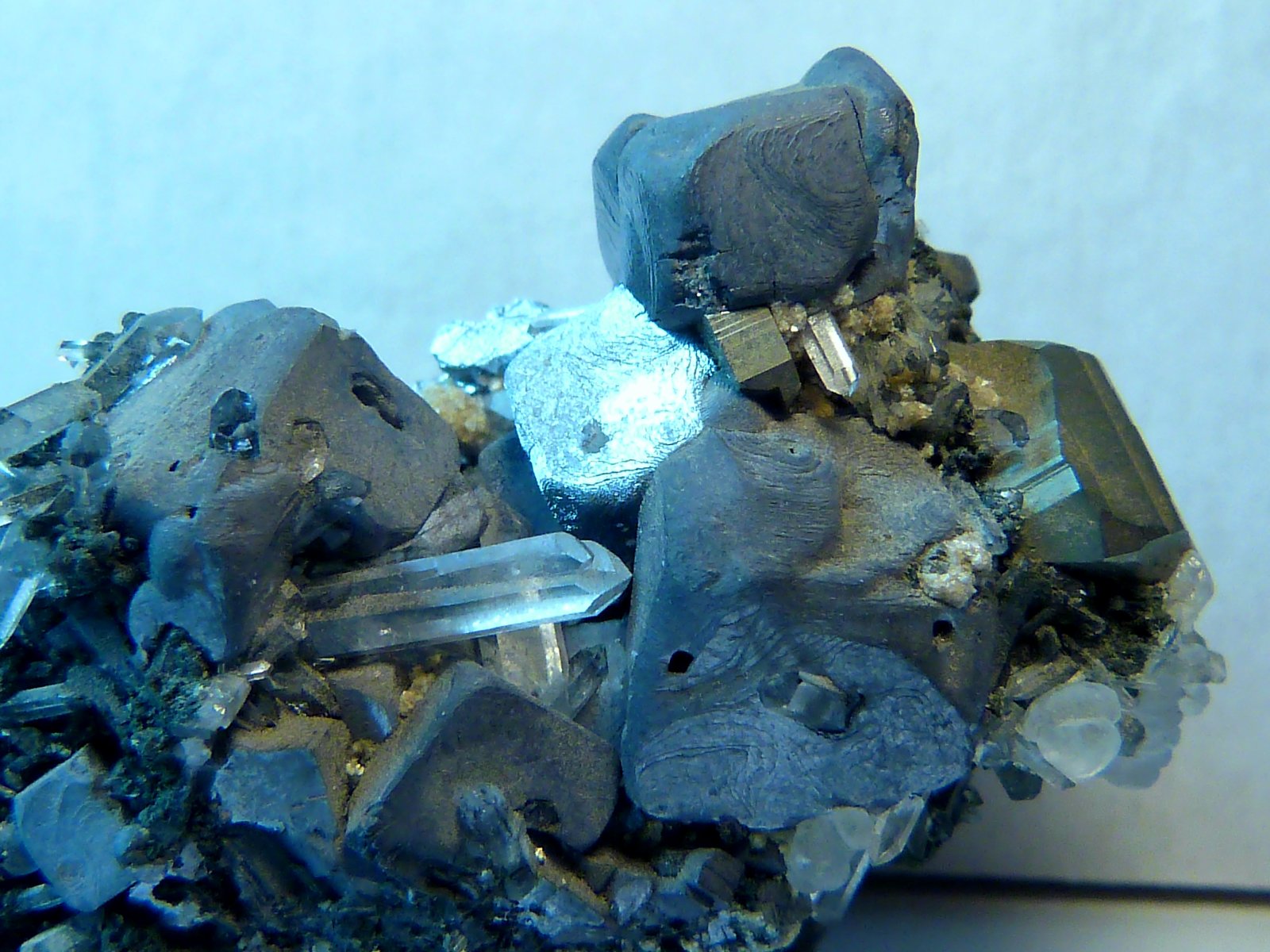 Esfalerita (variedad marmatita), Galena, Cuarzo y Pirita
4,5 x 3 x 2,5 cm.
(Autor: Felipe Abolafia)