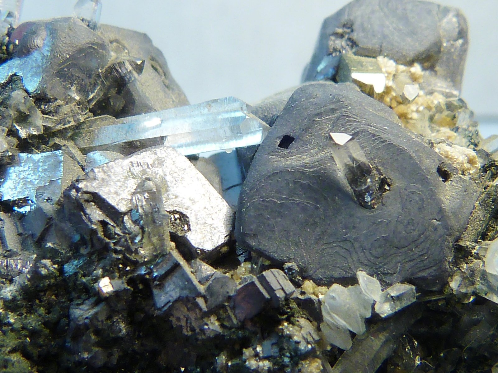 Esfalerita (variedad marmatita), Galena, Cuarzo y Pirita
4,5 x 3 x 2,5 cm.
(Autor: Felipe Abolafia)