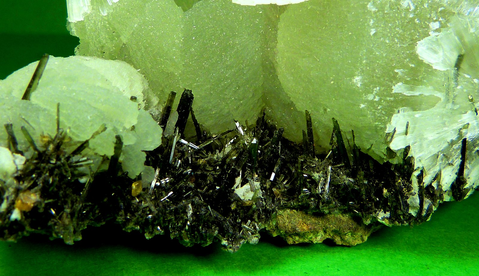 Prehnita y Augita
8 x 7 x 4 cm.
(Autor: Felipe Abolafia)