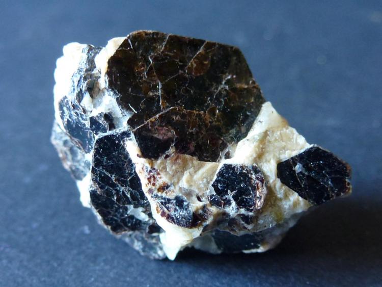 Biotita
3 x 3 cm.
(Autor: javier ruiz martin)