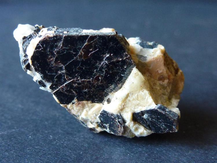Biotita
3 x 3 cm.
(Autor: javier ruiz martin)