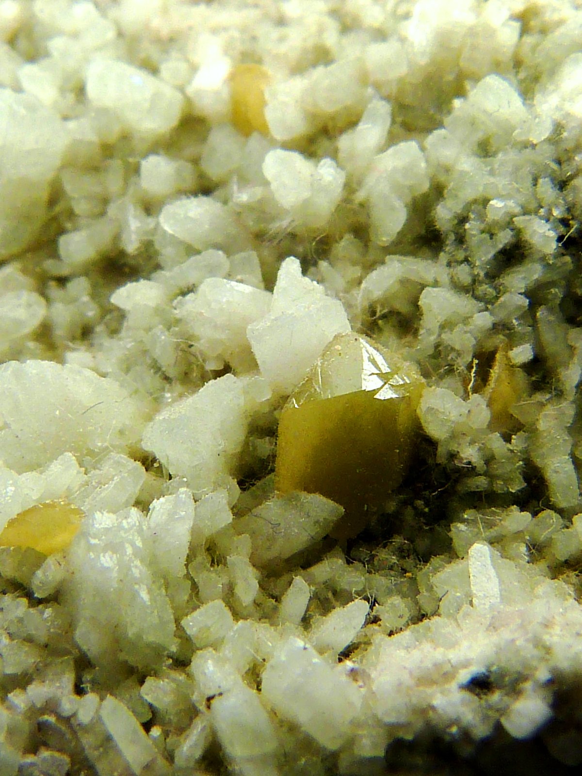 Albita y titanita
8 x 4 x 3 cm.
(Autor: Felipe Abolafia)
