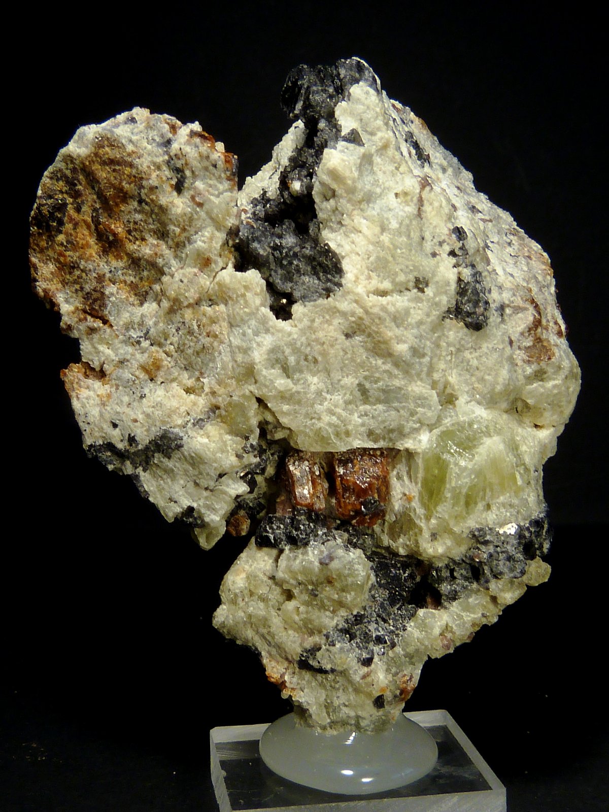 Espinela, forsterita y humita
6 x 5 x 2 cm.
(Autor: Felipe Abolafia)