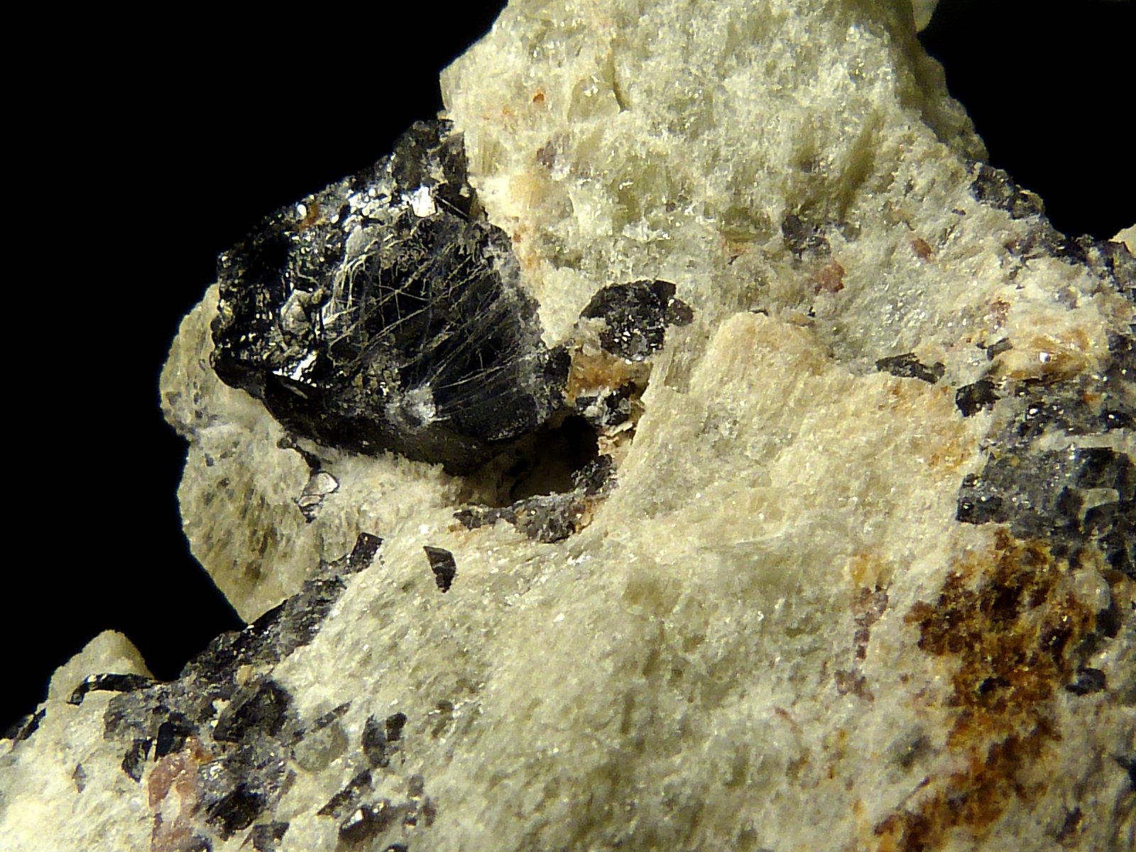 Espinela, Forsterita y Humita
6 x 5 x 2 cm.
(Autor: Felipe Abolafia)