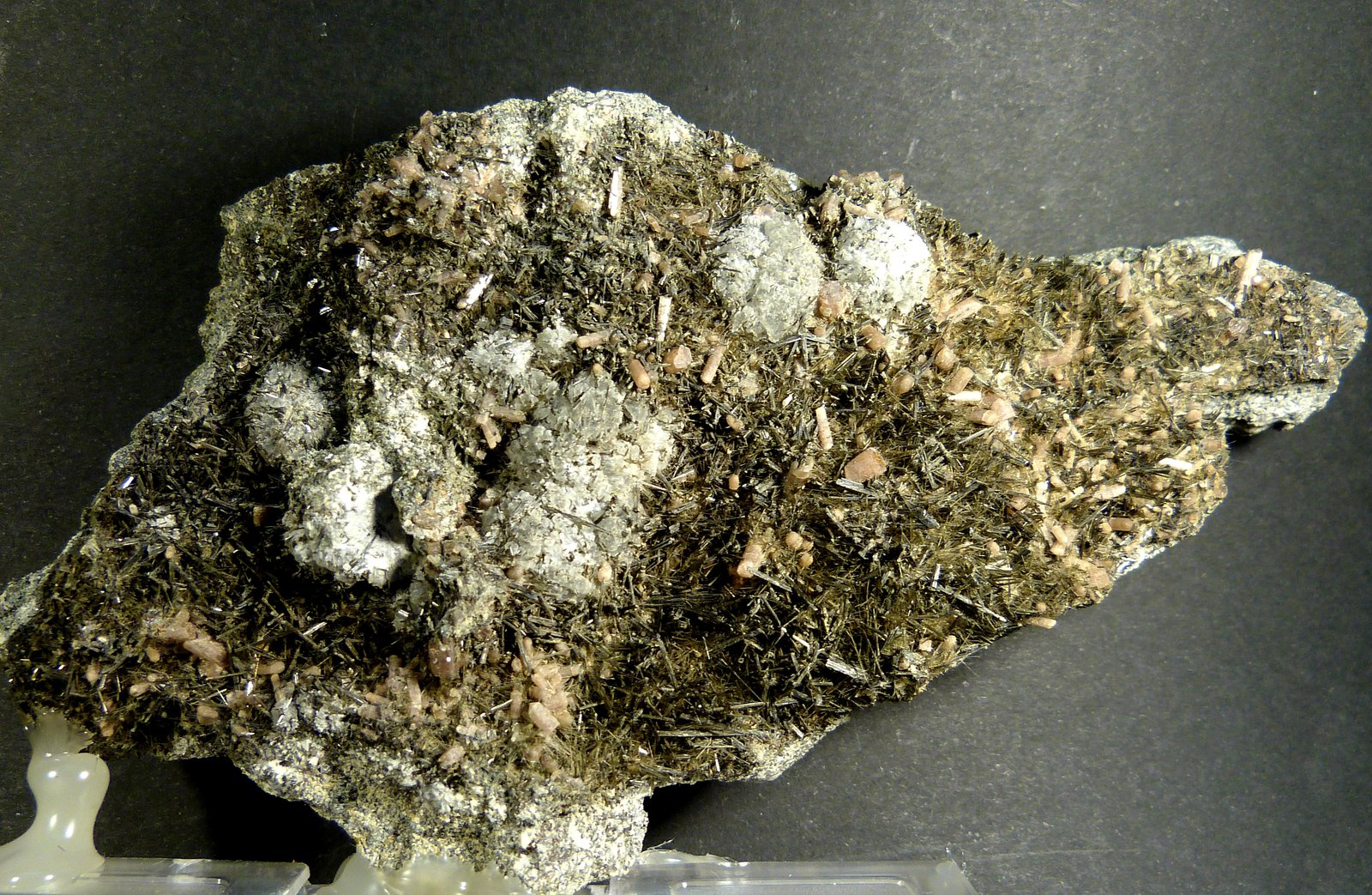 Prehnita, Actinolita y Fluorapatito
14 x 8 x 2 cm.
(Autor: Felipe Abolafia)