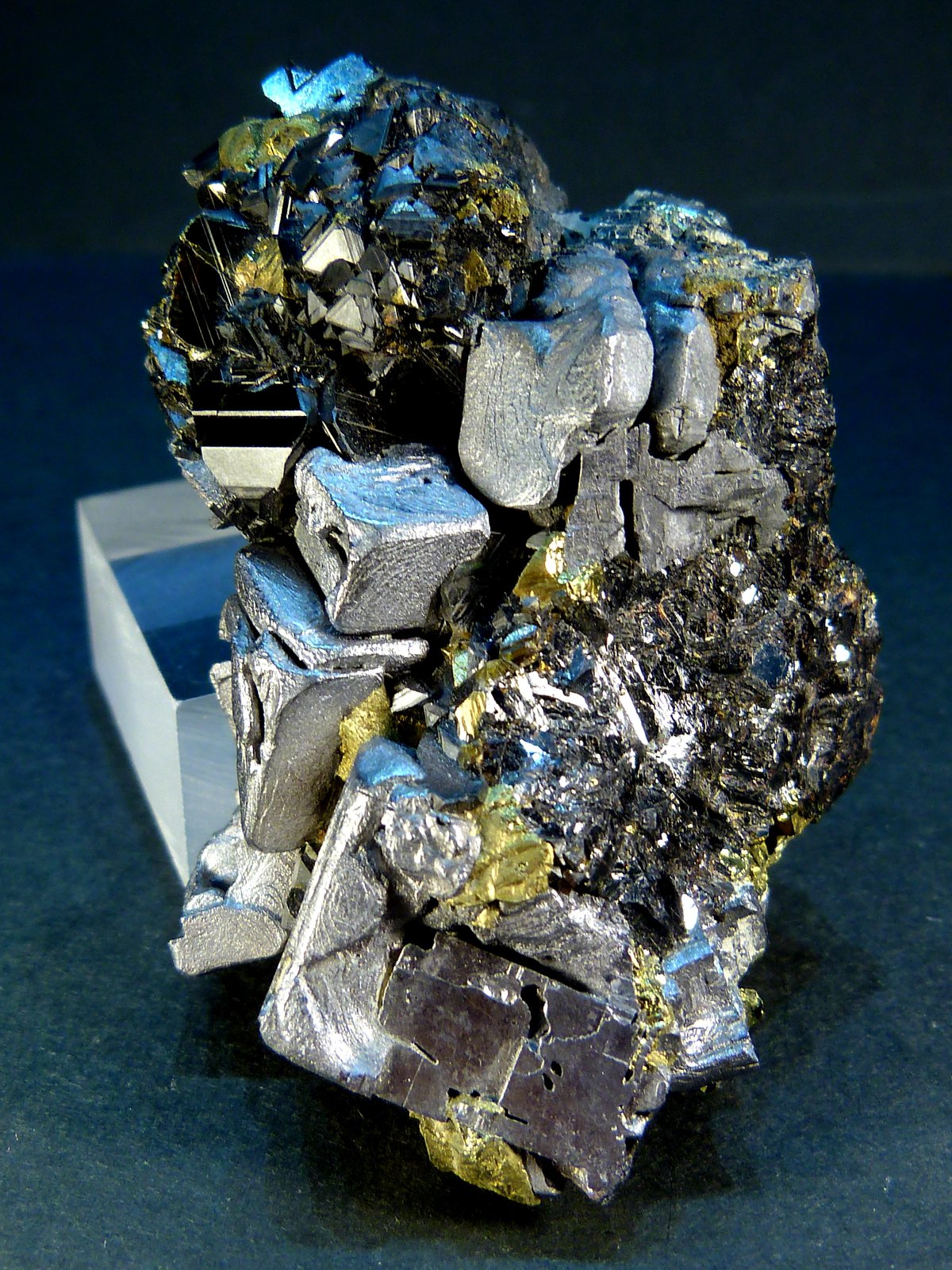 Galena, Esfalerita y Pirita
6 x 4 x 3 cm.
(Autor: Felipe Abolafia)