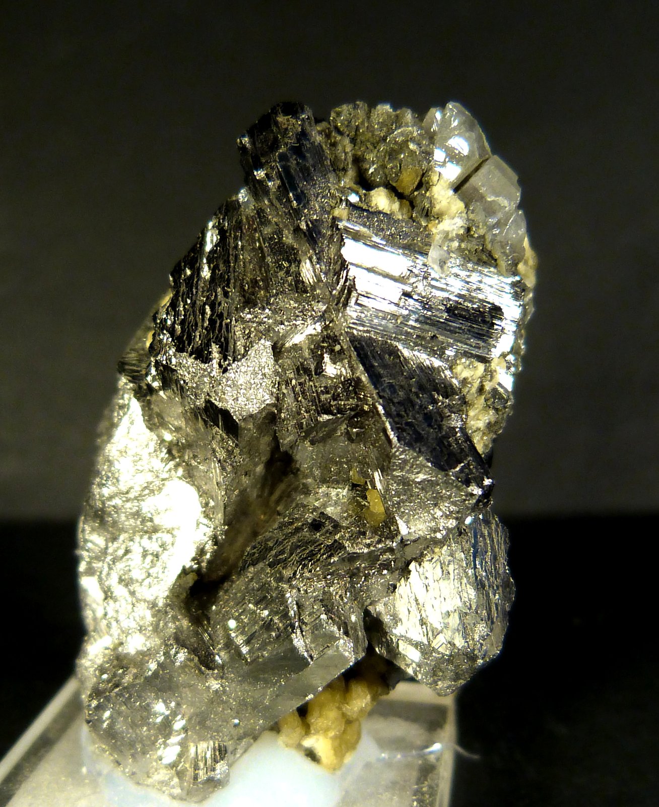 Arsenopirita
4,5 x 3 x 3 cm.
(Autor: Felipe Abolafia)