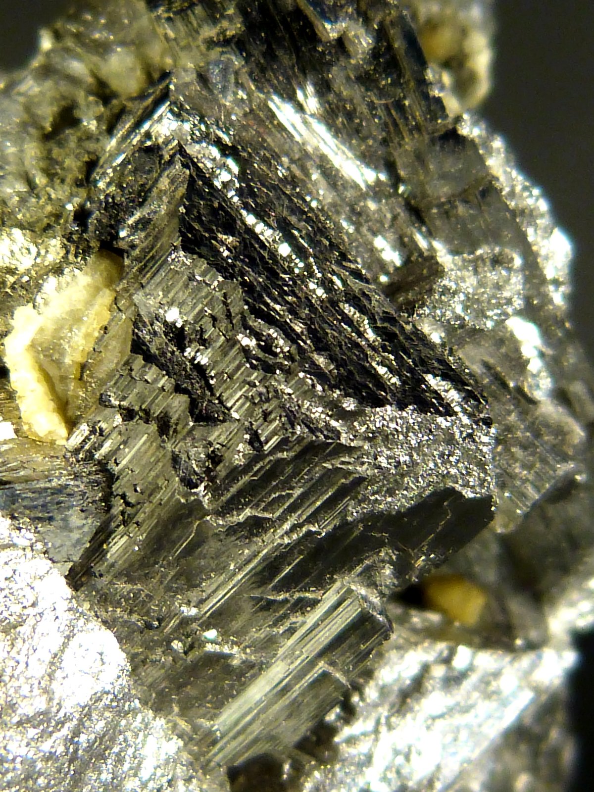 Arsenopirita
4,5 x 3 x 3 cm.
(Autor: Felipe Abolafia)