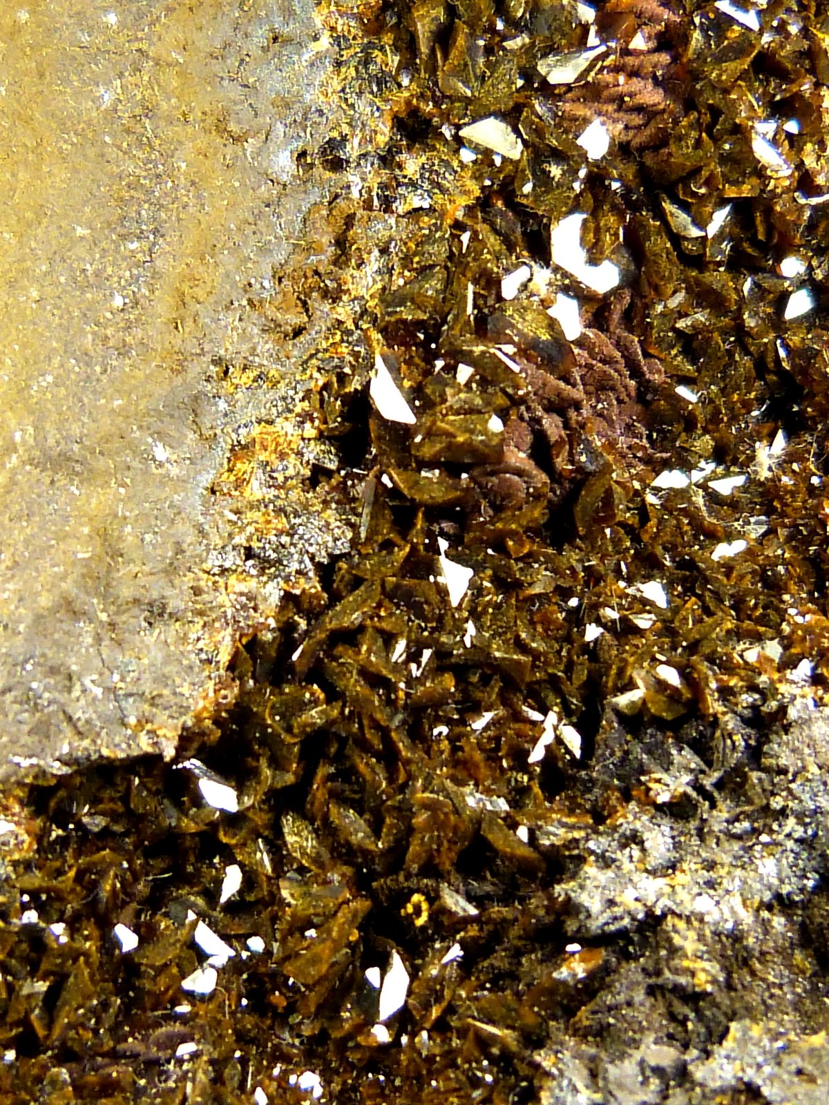 Jarosita en Hematites
7,5 x 7 x 2,5 cm.
(Autor: Felipe Abolafia)