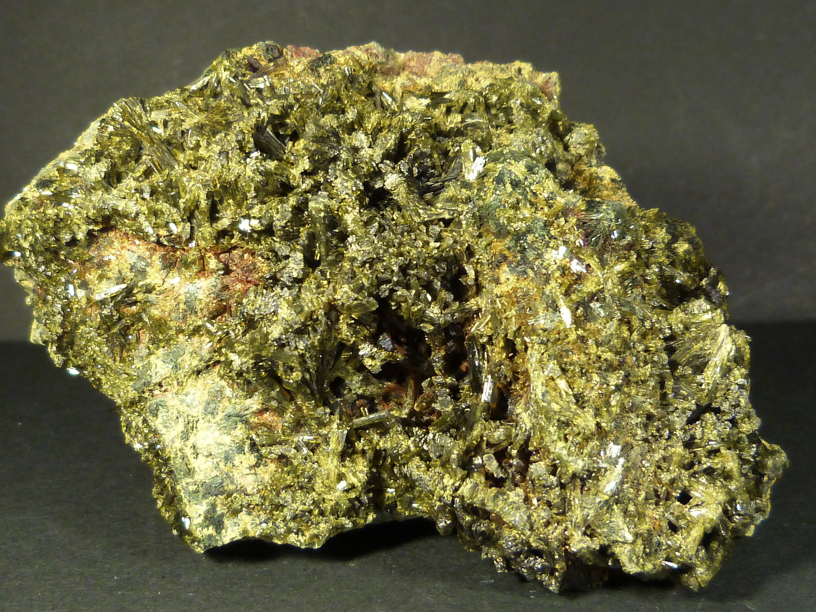 Epidota
10 x 6 x 6 cm.
(Autor: Felipe Abolafia)