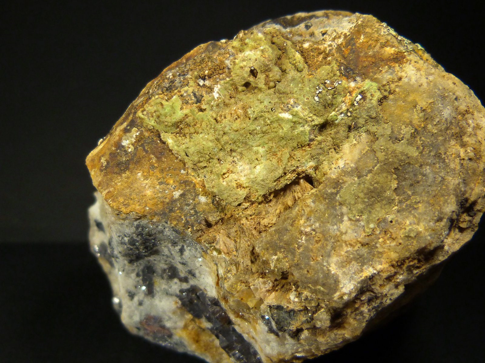 Piromorfita sobre Cuarzo con Galena
10 x 6 x 6 cm.
(Autor: Felipe Abolafia)