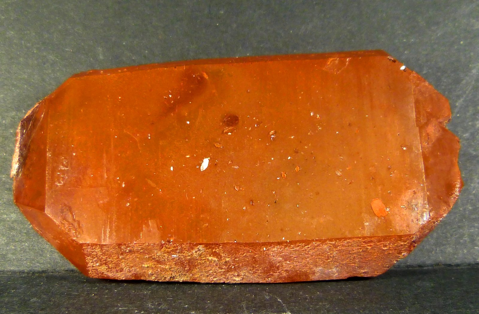 Cuarzo (variedad hematoideo)
6,5 x 3 x 1,5 cm.
(Autor: Felipe Abolafia)