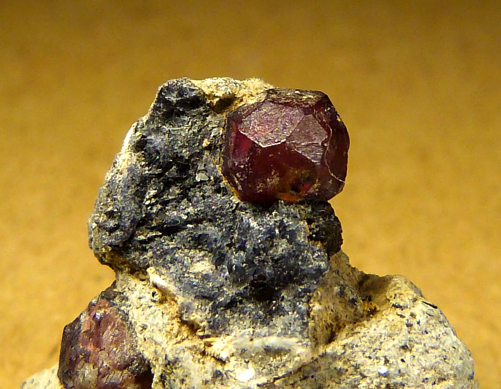 Almandino (Grupo Granate)
2,5 x 1,5 x 2 cm.
(Autor: Felipe Abolafia)