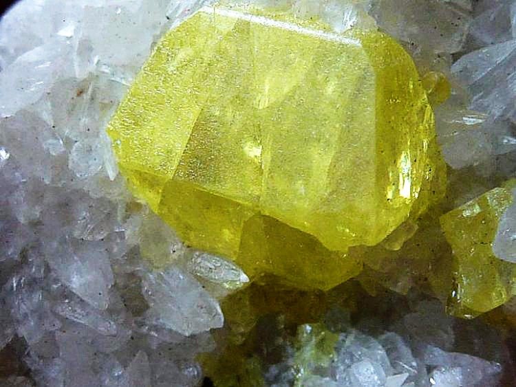 Azufre, Calcita
5 x 5 cm. la pieza, 1 x 1 cm. el cristal
(Autor: javier ruiz martin)