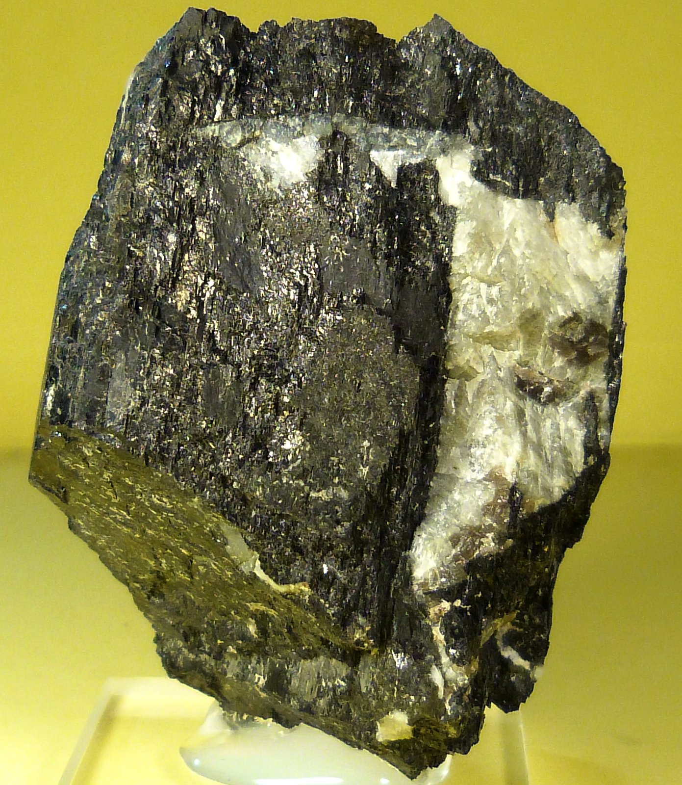 'Hornblenda' (variedad barkevikita)
5 x 3,5 x 3 cm.
(Autor: Felipe Abolafia)