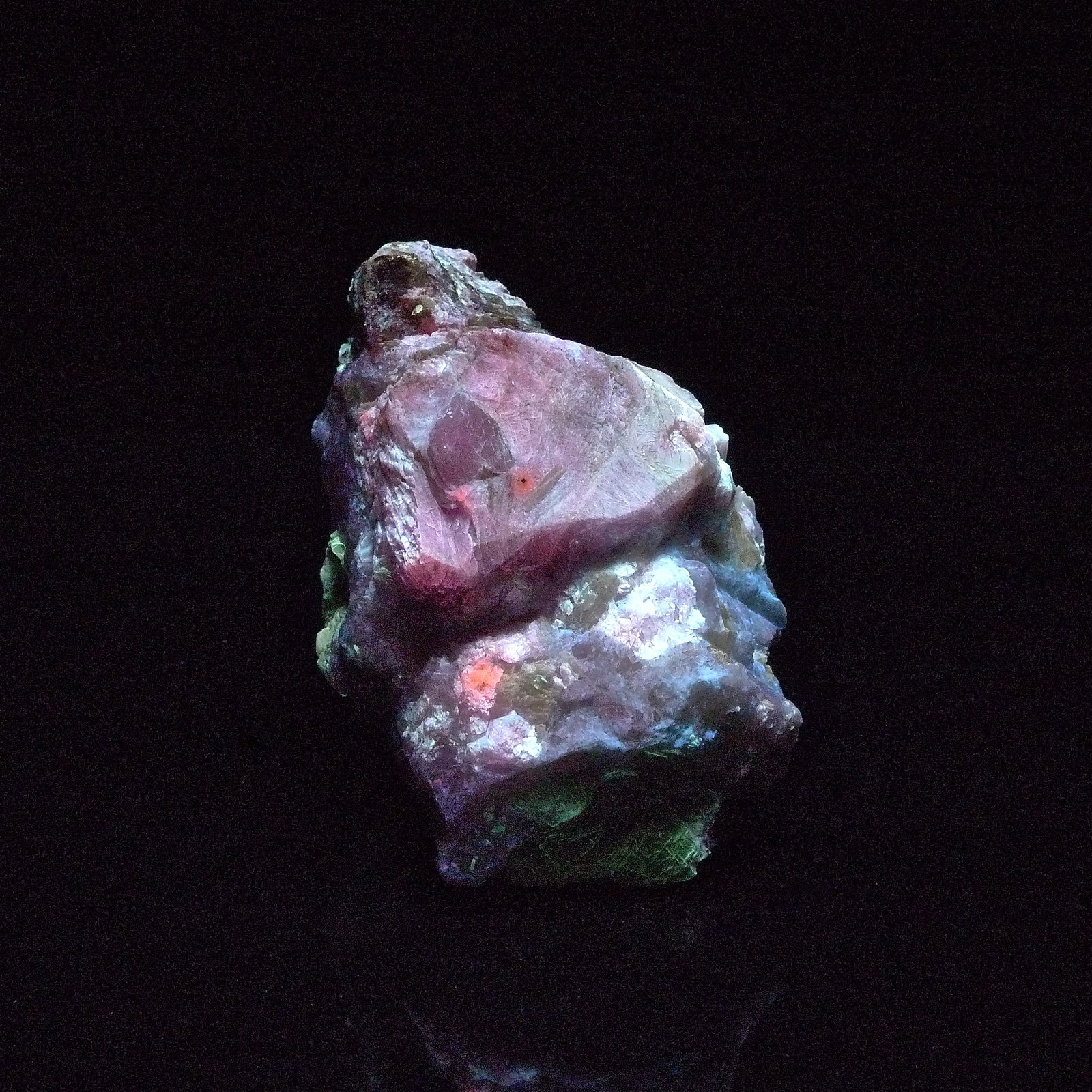 Sodalita var. Hackmanita
7 x 5 x 5 cm
(Autor: Josele)