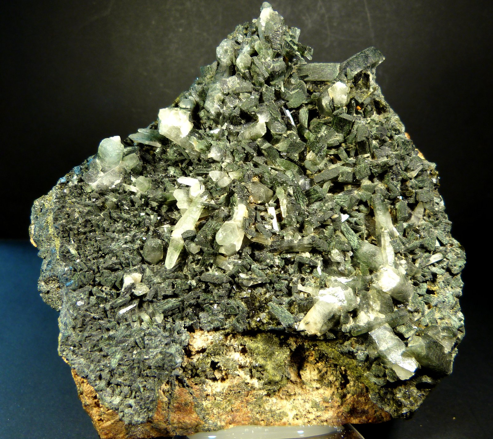 Anfíbol (variedad uralita), Cuarzo y Epidota
12 x 11 x 4 cm.
(Autor: Felipe Abolafia)