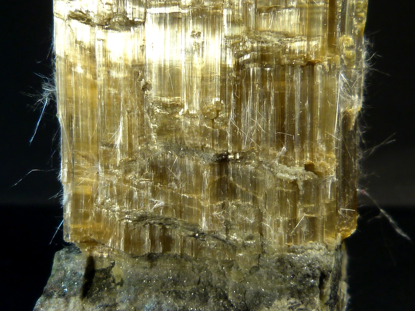 Anfibol (variedad crisotilo)
10 x 6 x 4 cm.
(Autor: Felipe Abolafia)