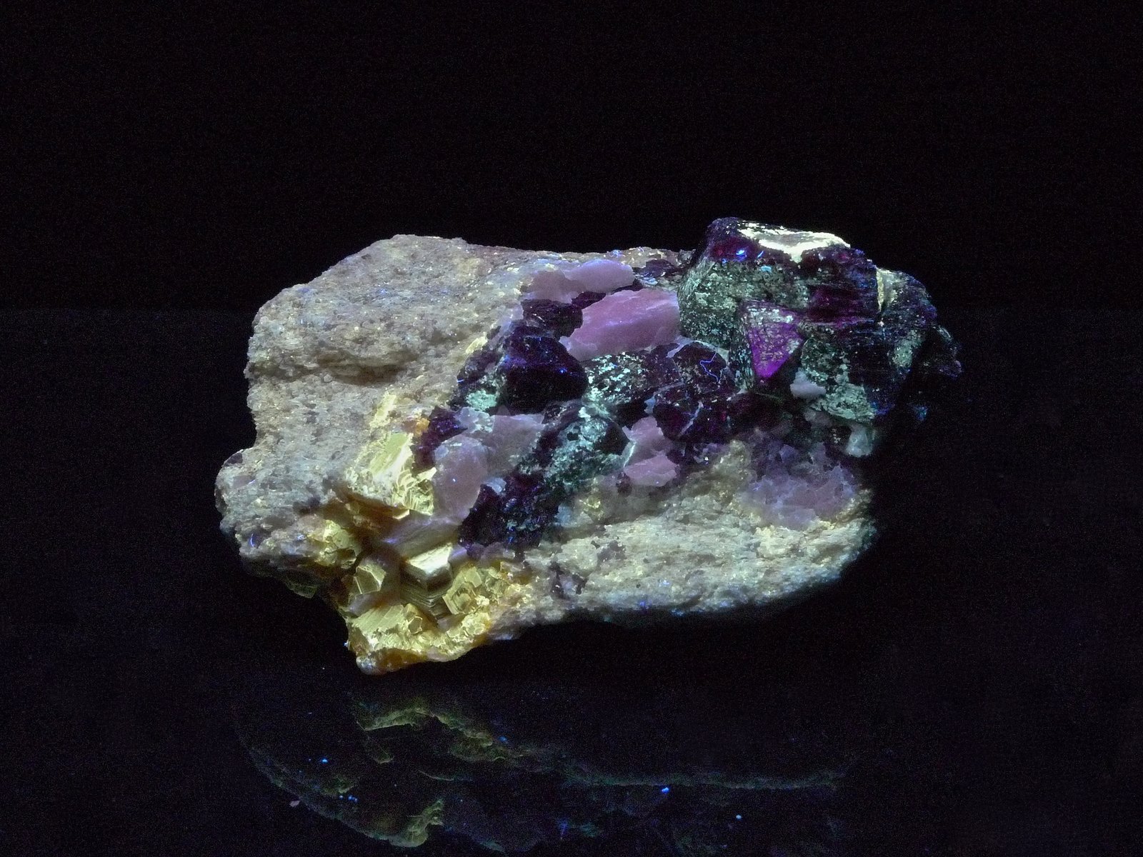 Flogopita, espinela, calcita
8 x 6 x 5 cm
(Autor: Josele)