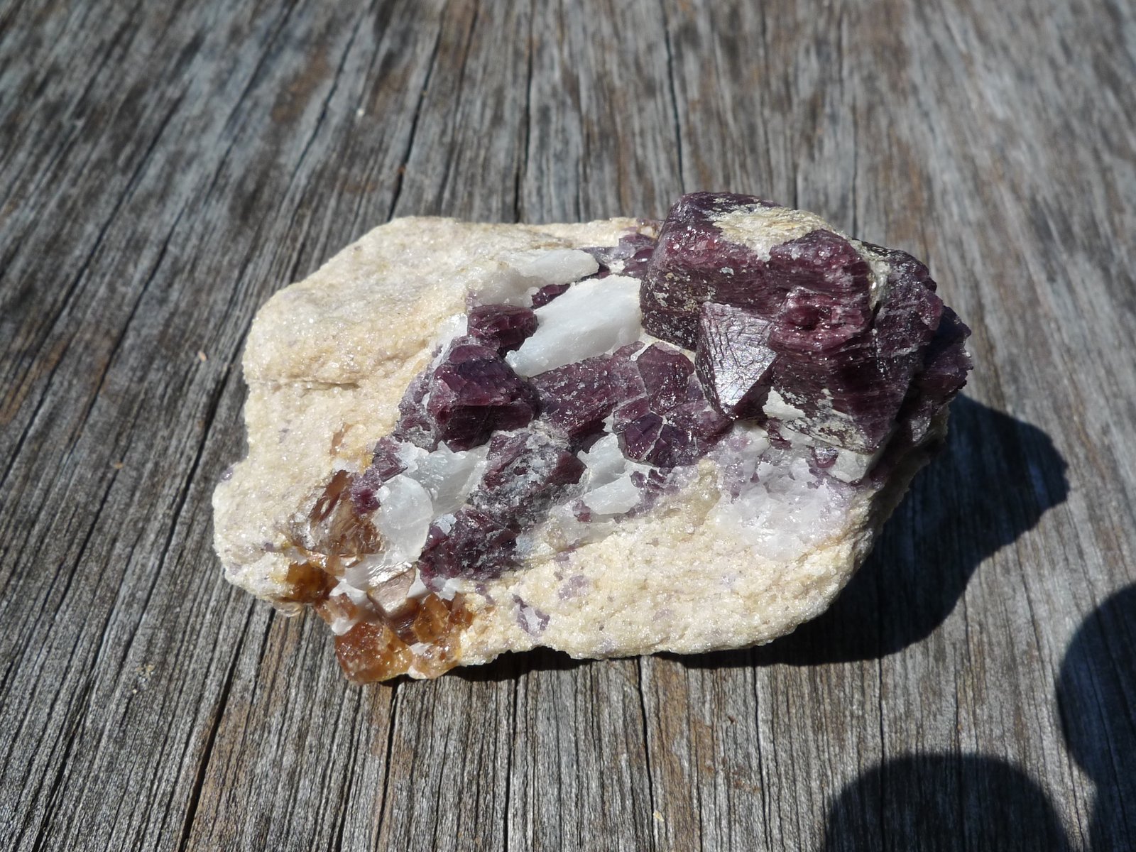 Flogopita, espinela, calcita
8 x 6 x 5 cm
(Autor: Josele)