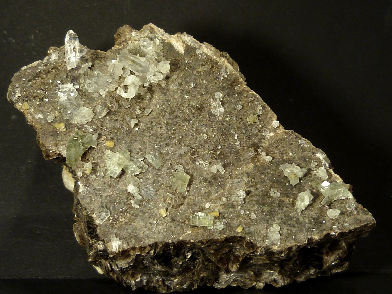 Moscovita (Grupo Mica), Cuarzo y Fluorapatito
9 x 4 x 6 cm.
(Autor: Felipe Abolafia)
