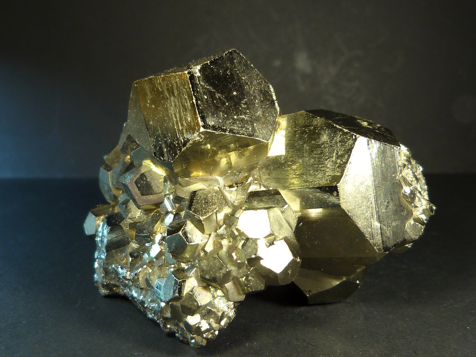 Pirita
8 x 6 x 4 cm. El cristal mayor 3 x 3 x 3 cm.)
(Autor: Felipe Abolafia)