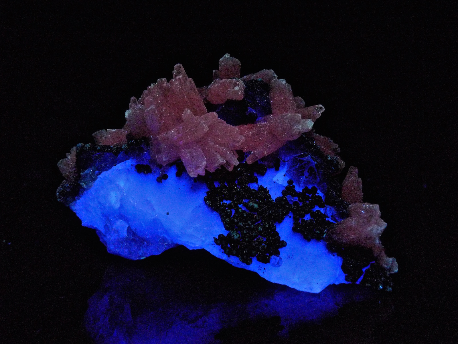Fluorita   Calcita   Cuarzo   Pirita
5,5 x 4,5 x 3,5 cm
(Autor: Josele)