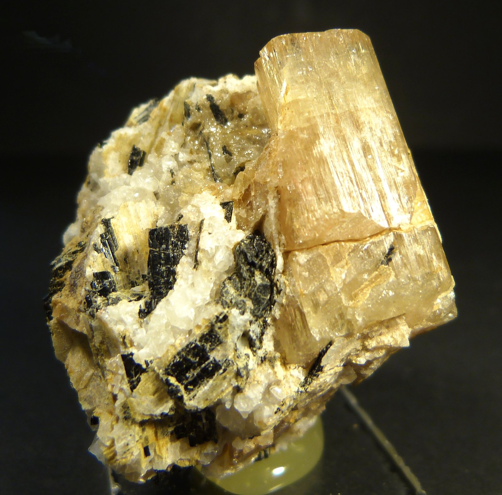 Fluorapatito y Arfvedsonita
3 x 4,5 x 3,5 cm. Xl. 1,5 x 2,5 cm.
(Autor: Felipe Abolafia)