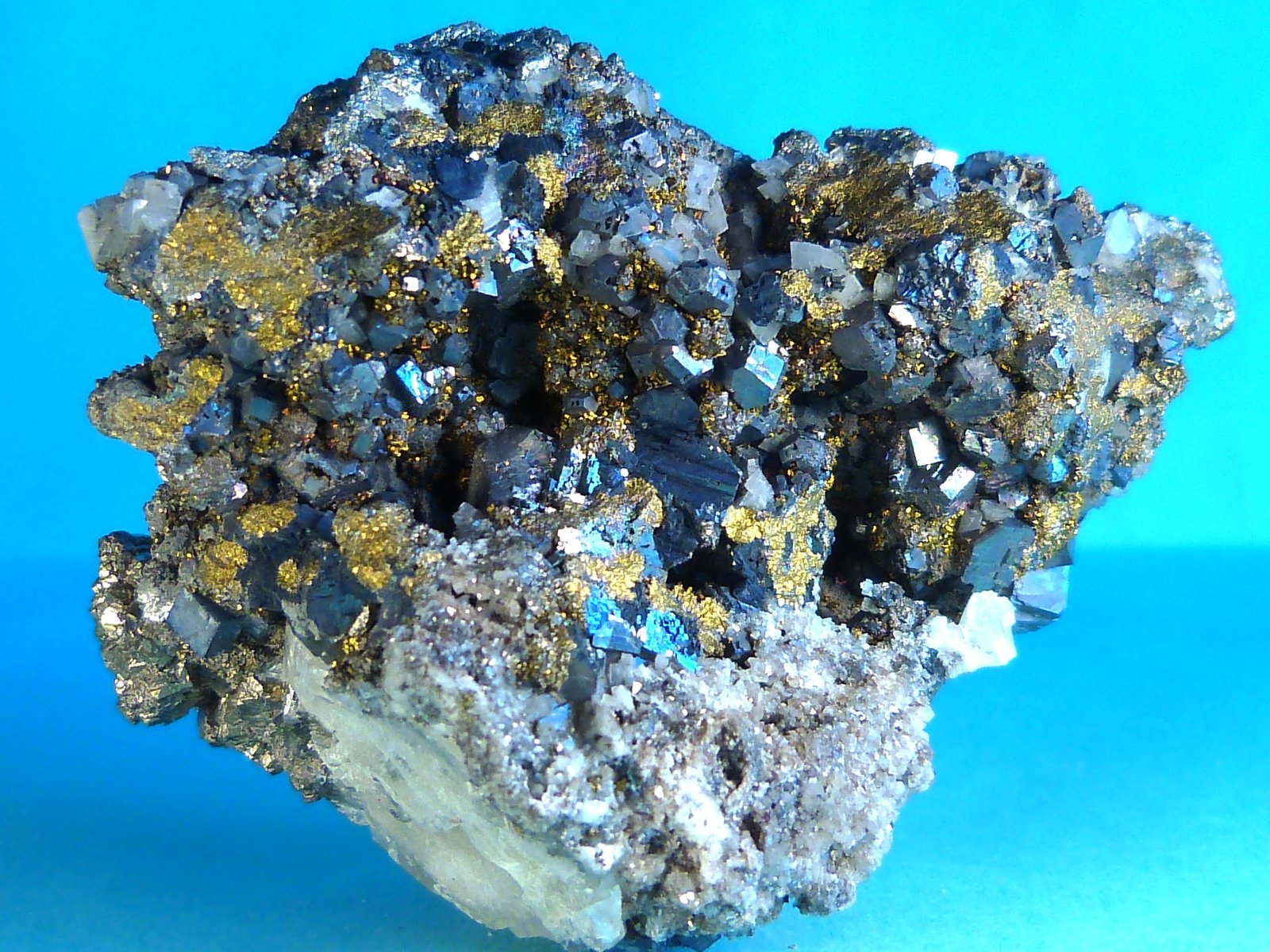 Pirita, Calcita, Calcopirita y Galena
6 x 5 x 4 cm.
(Autor: Felipe Abolafia)