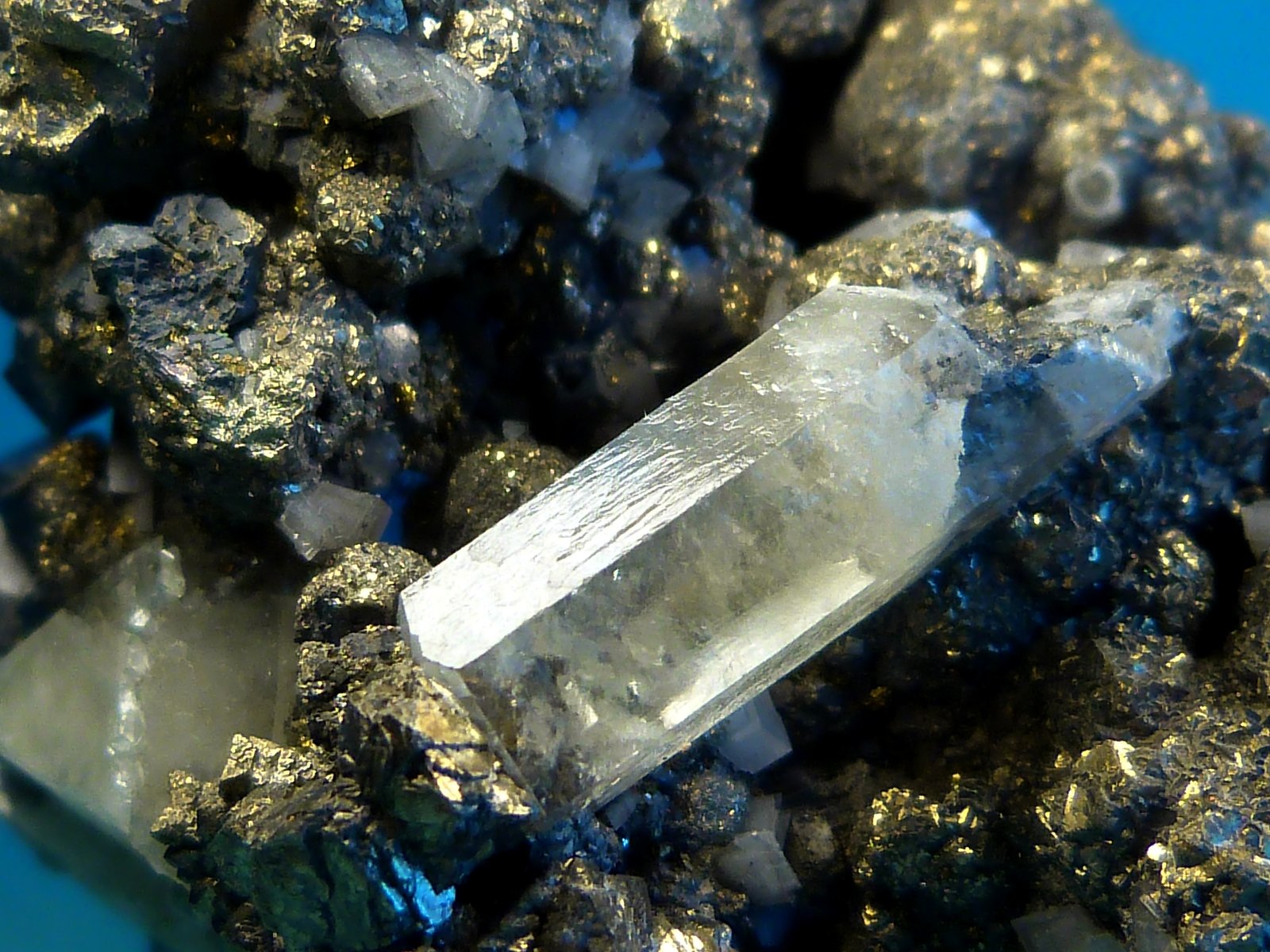 Pirita, Calcita, Calcopirita y Galena
6 x 5 x 4 cm.
(Autor: Felipe Abolafia)