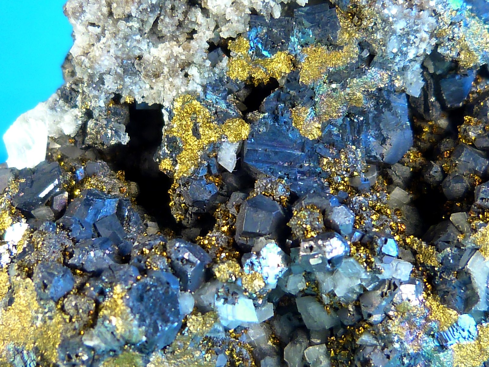 Pirita, Calcita, Calcopirita y Galena
6 x 5 x 4 cm.
(Autor: Felipe Abolafia)