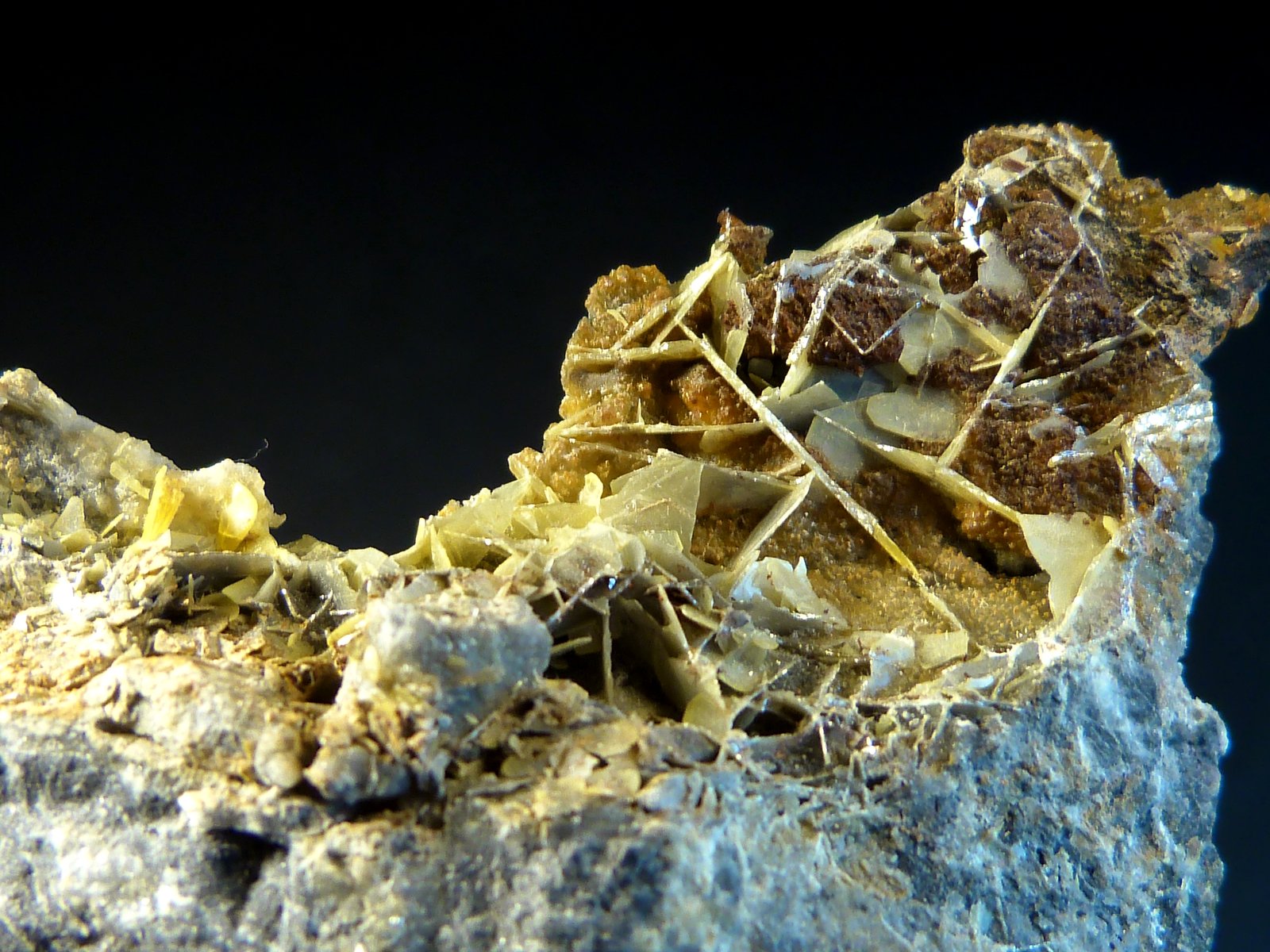 Wulfenita
8 x 2,5 cm.
(Autor: Felipe Abolafia)