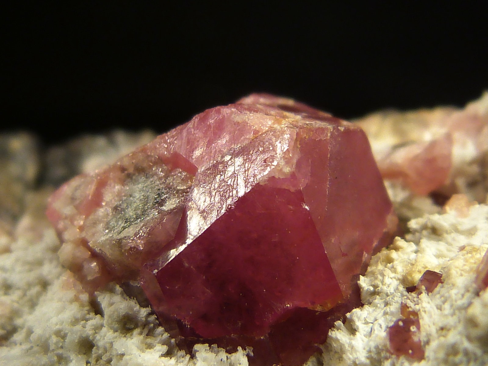 Elbaita (variedad rubelita) y Cuarzo
6 x 6 cm.
(Autor: Felipe Abolafia)