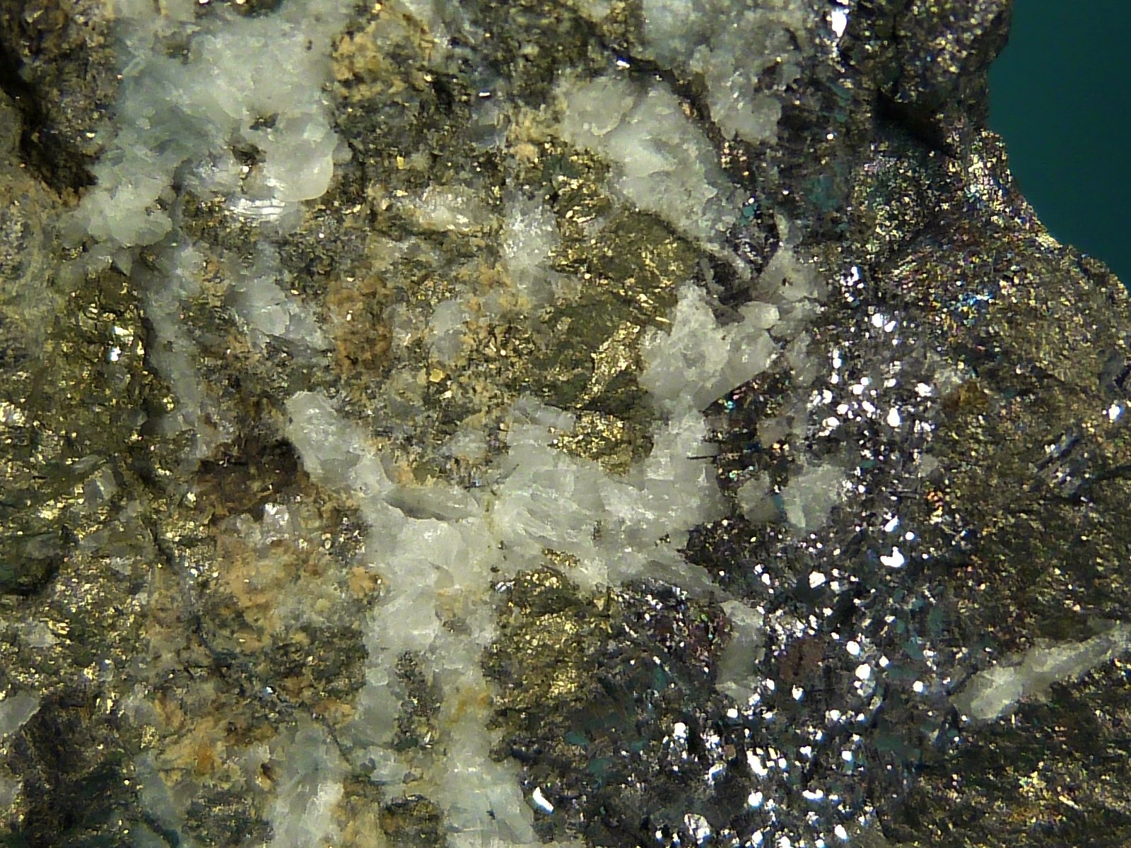 Pirargirita con Polibasita, Galena y Calcopirita
8 x 5 cm.
(Autor: Felipe Abolafia)