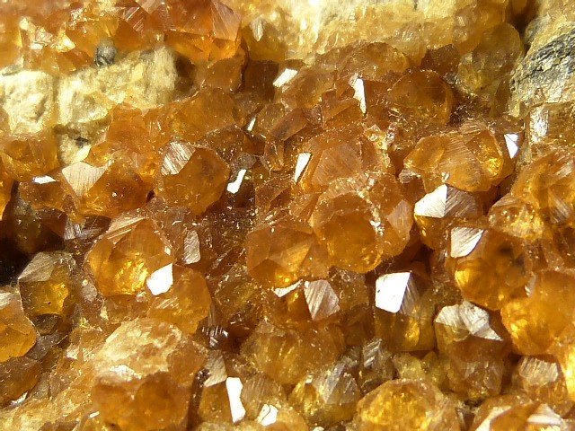 Spessartina (Grupo Granate)
6 x 4,5 cm.
(Autor: Felipe Abolafia)