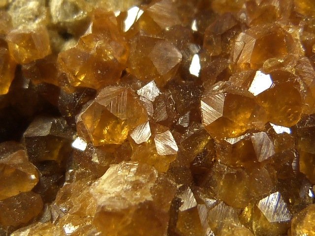 Spessartina (Grupo Granate)
6 x 4,5 cm.
(Autor: Felipe Abolafia)