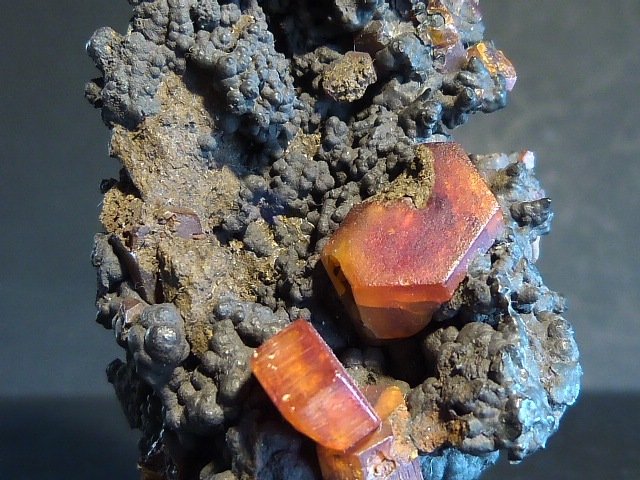 Vanadinita sobre Goethita
9 x 3 x 3 cm.
(Autor: Felipe Abolafia)