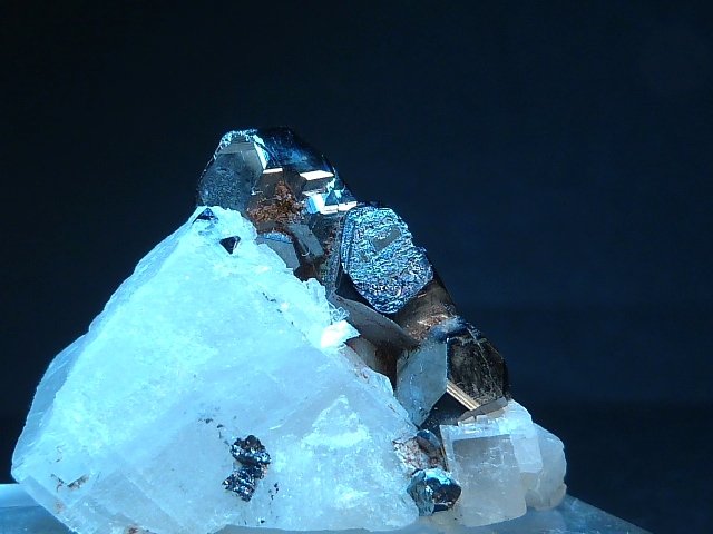 Carrollita
4 x 3 cm. El grupo de los tres cristales mide 2,5 cm. x 1 cm.
(Autor: Felipe Abolafia)