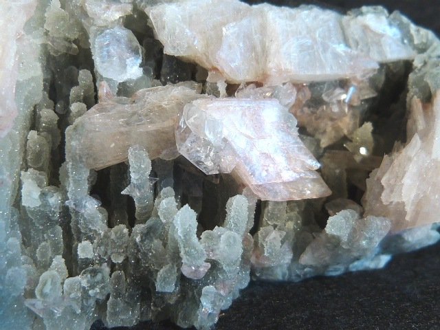Cuarzo (variedad calcedonia) y Estilbita-Ca
10 x 6 cm.
(Autor: Felipe Abolafia)