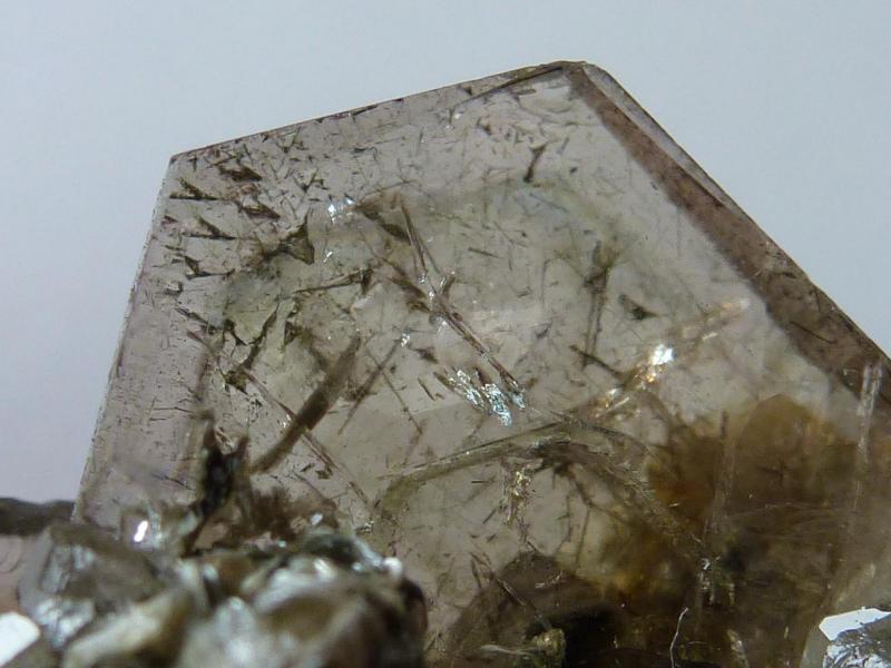Fluorapatito, Moscovita
5 x 4 cm. El Apatito 1 cm.
(Autor: javier ruiz martin)