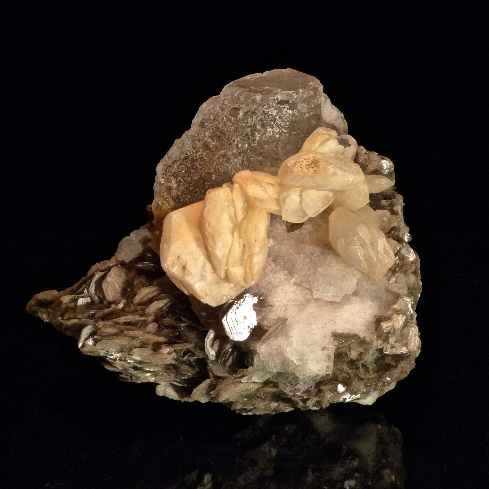 Calcita, Fluorita, Berilo, Moscovita
9 x 8 x 6 cm
(Autor: Josele)