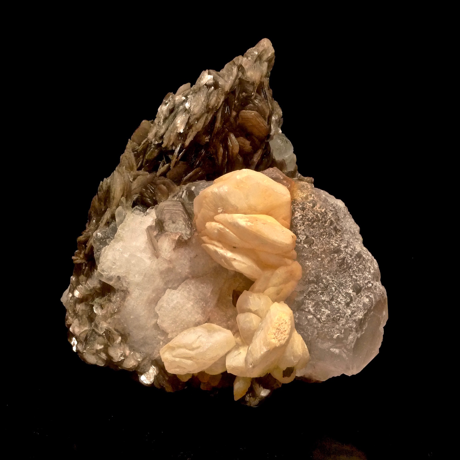 Calcita + Fluorita + Feldespato + Muscovita
9 x 8 x 6 cm
(Autor: Josele)