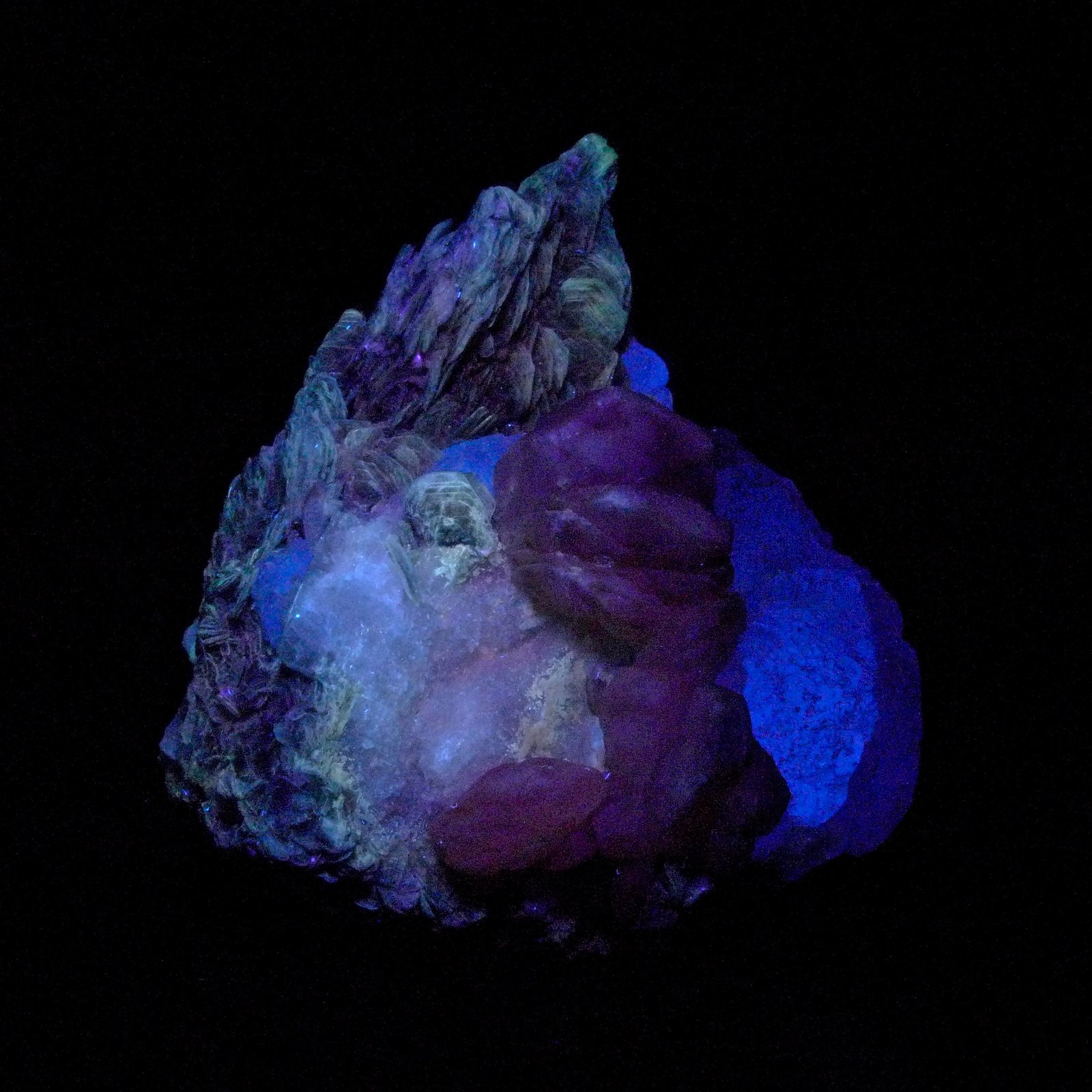 Calcita + Fluorita + Berilo + Muscovita
9 x 8 x 6 cm
(Autor: Josele)