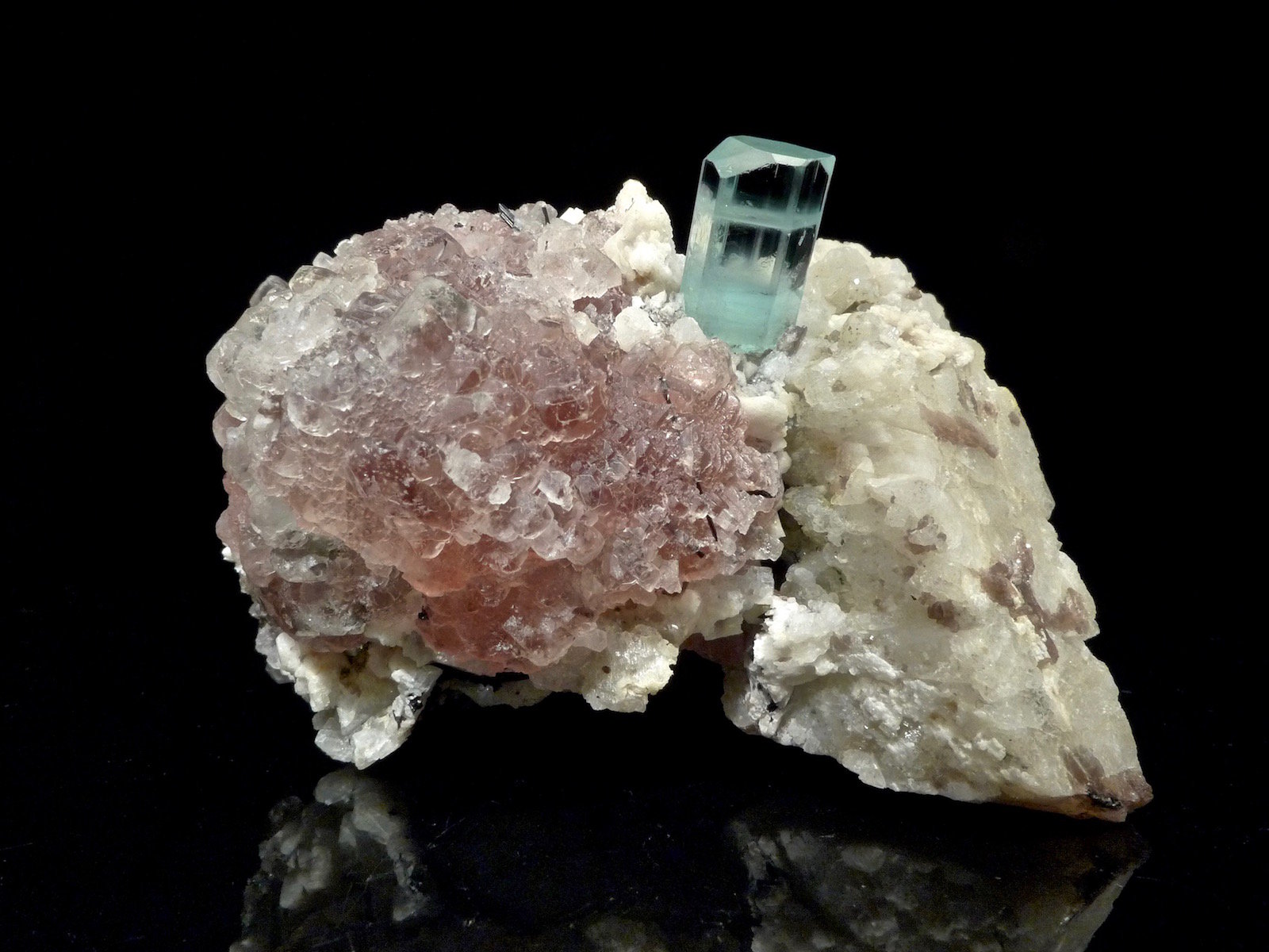 Fluorita + Berilo (variedad aguamarina) + Microclina
8 x 7 x 6,5 cm
(Autor: Josele)